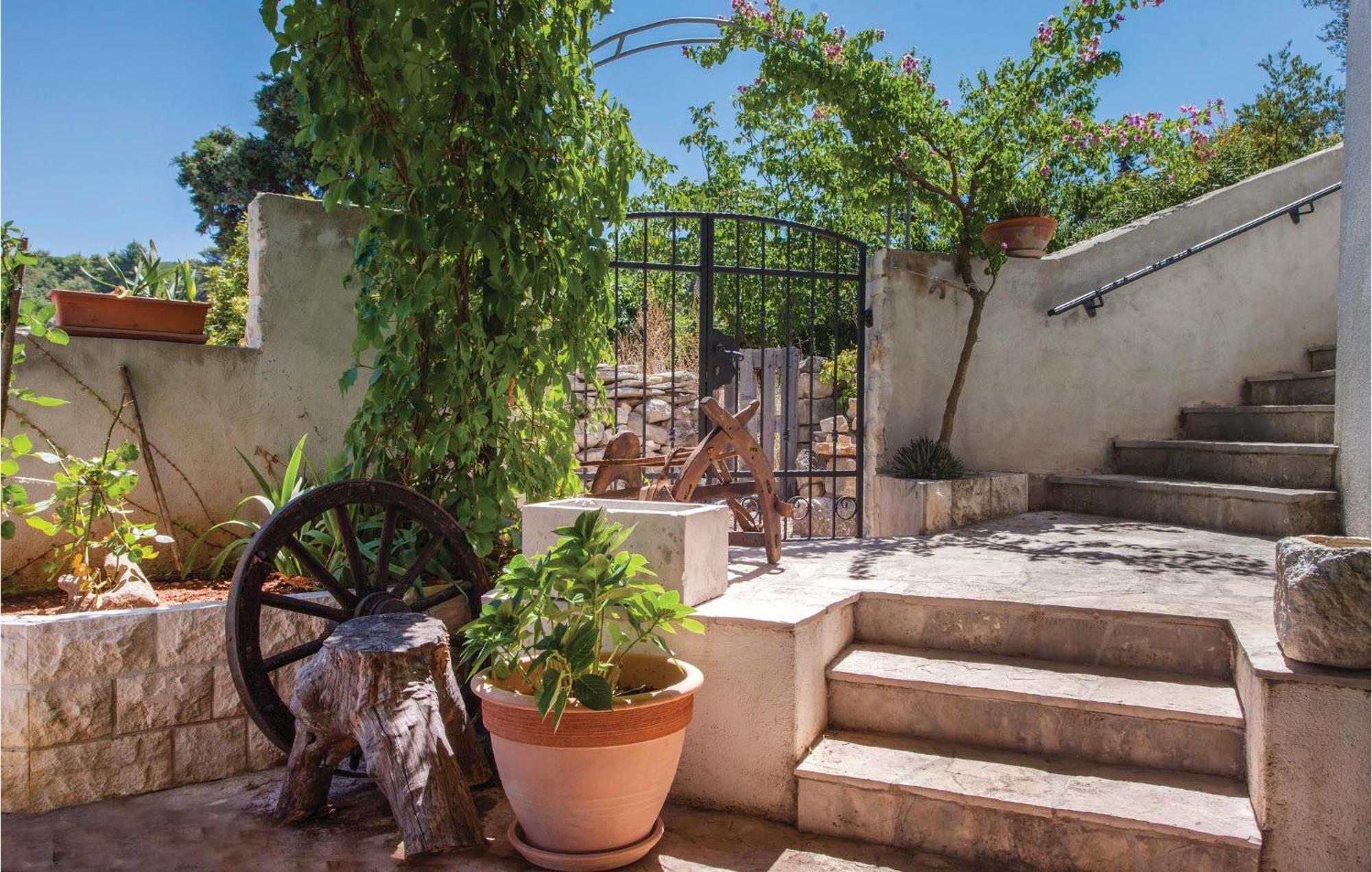 Nice Apartment In Splitska With Wifi Exterior foto